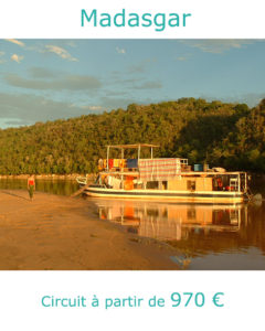 Bateau sur le fleuve Tsiribina, partir à Madagascar en septembre avec Nirvatravel