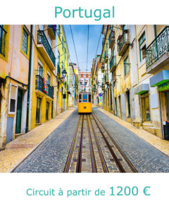 Tram dans une rue du centre de Lisbonne, partir au Portugal au mois de juin avec Nirvatravel
