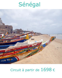 Pirogues sur la plage de Dakar, partir au Sénégal en avril avec Nirvatravel