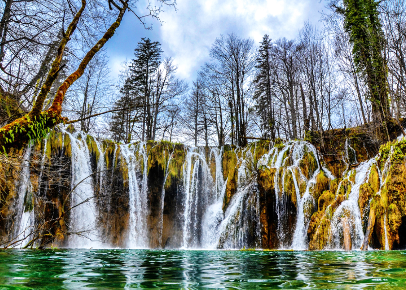 Cascades dans le parc national de Plitvice, partir en Croatie avec une agence Nirvatravel