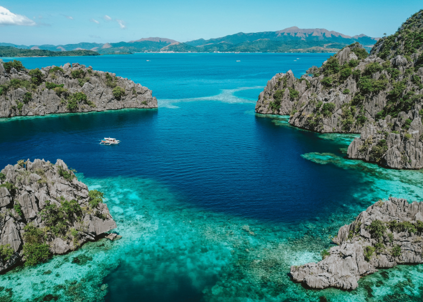 Banca dans la baie d'El Nido à Palawan, partir aux Philippines avec une agence Nirvatravel