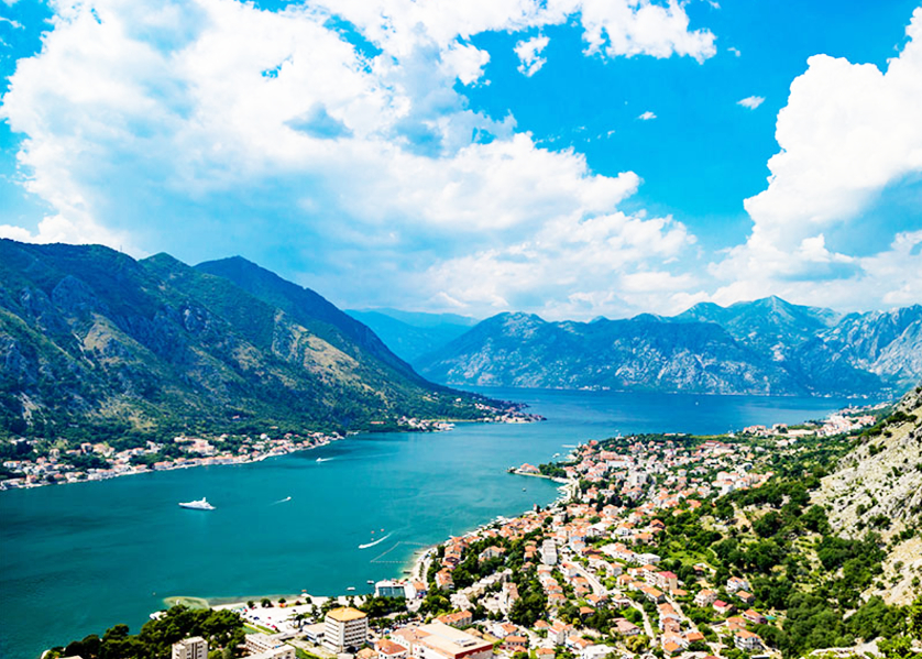 Panorama sur la baie de Kotor, vacances au Monténégro avec une agence Nirvatravel