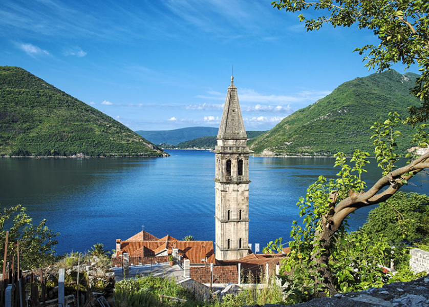 Vue sur 'église du village de Perast, voyage au Monténégro avec Nirvatravel