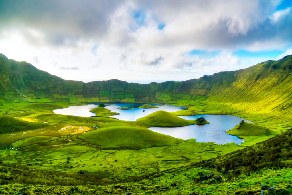 Panorama sur la Caldeira de l'ile de Corvo aux Açores 