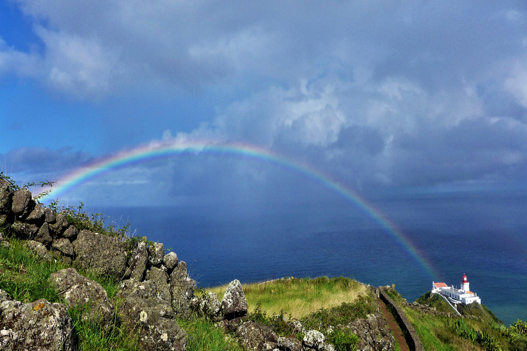 Arc en ciel sur l'ile de Santa Maria aux Acores