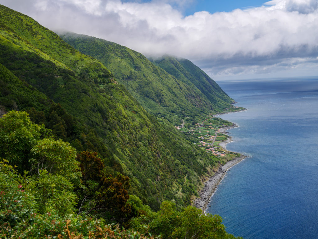 Falaises de l'ile de Sao Jorge aux Acores