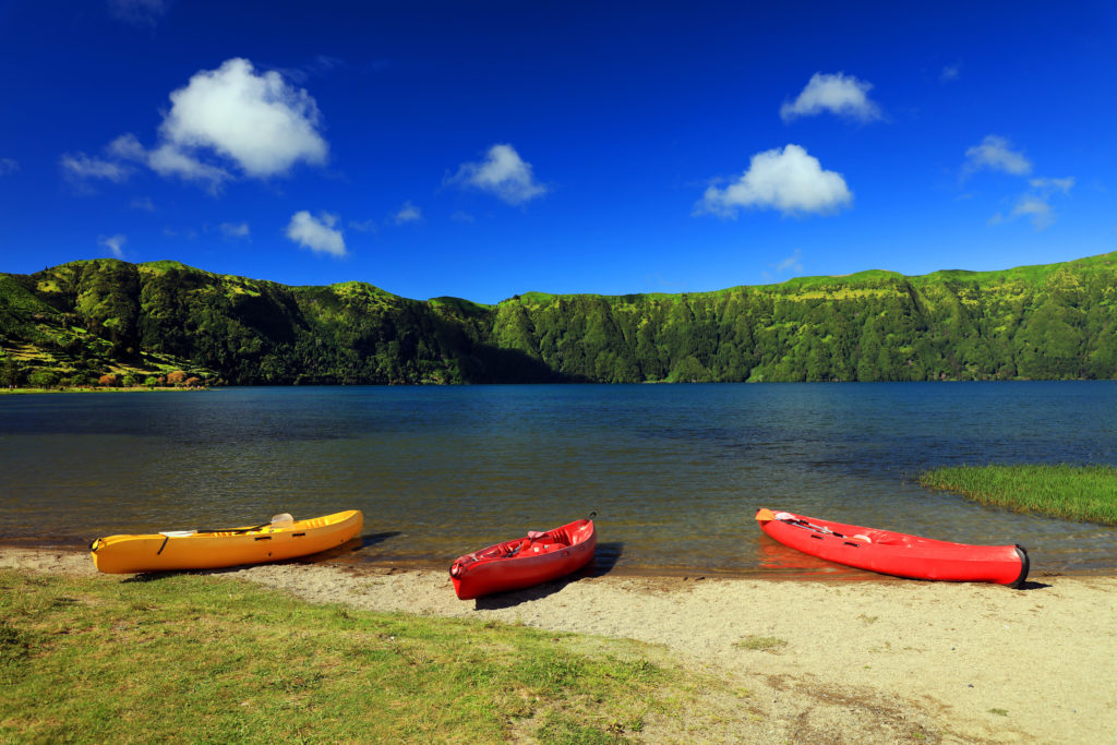 Kayak sur la lac à Sao Miguel aux Acores