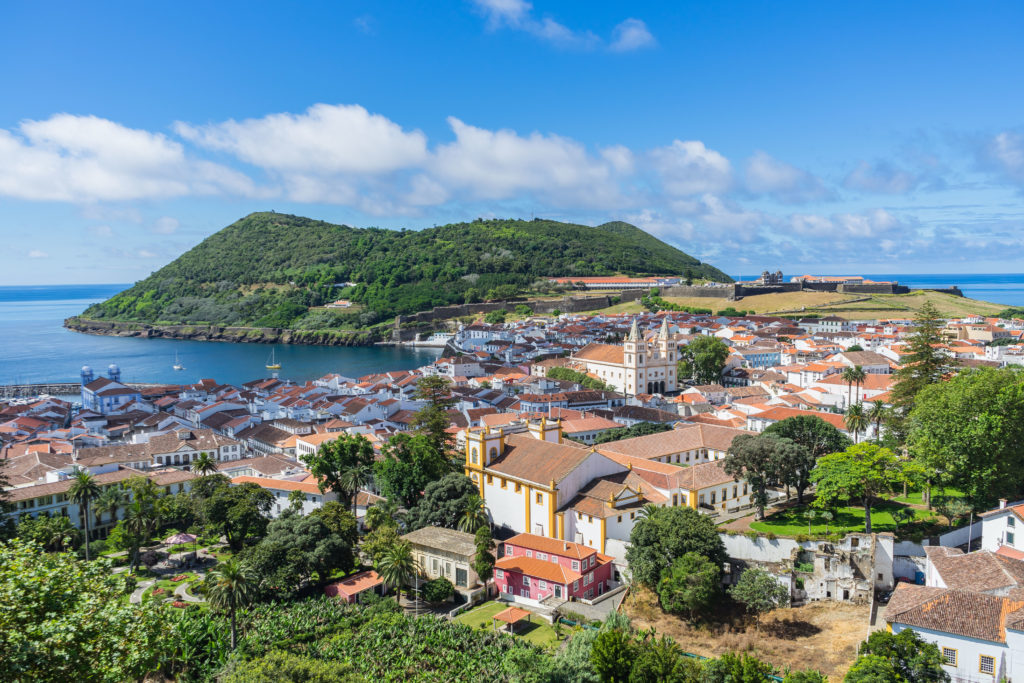 Panorama sur le centre historique de Angra do Heroísmo sur l'ile de Terceira aux Acores