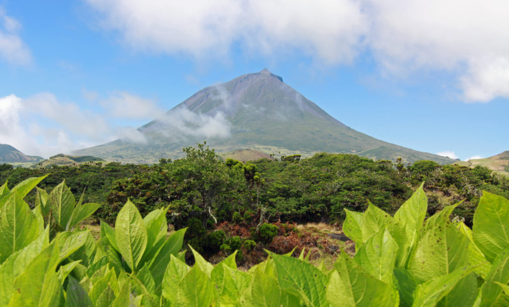 Vue sur le sommet du volcan Pico sur l'ile de Pico aux Acores