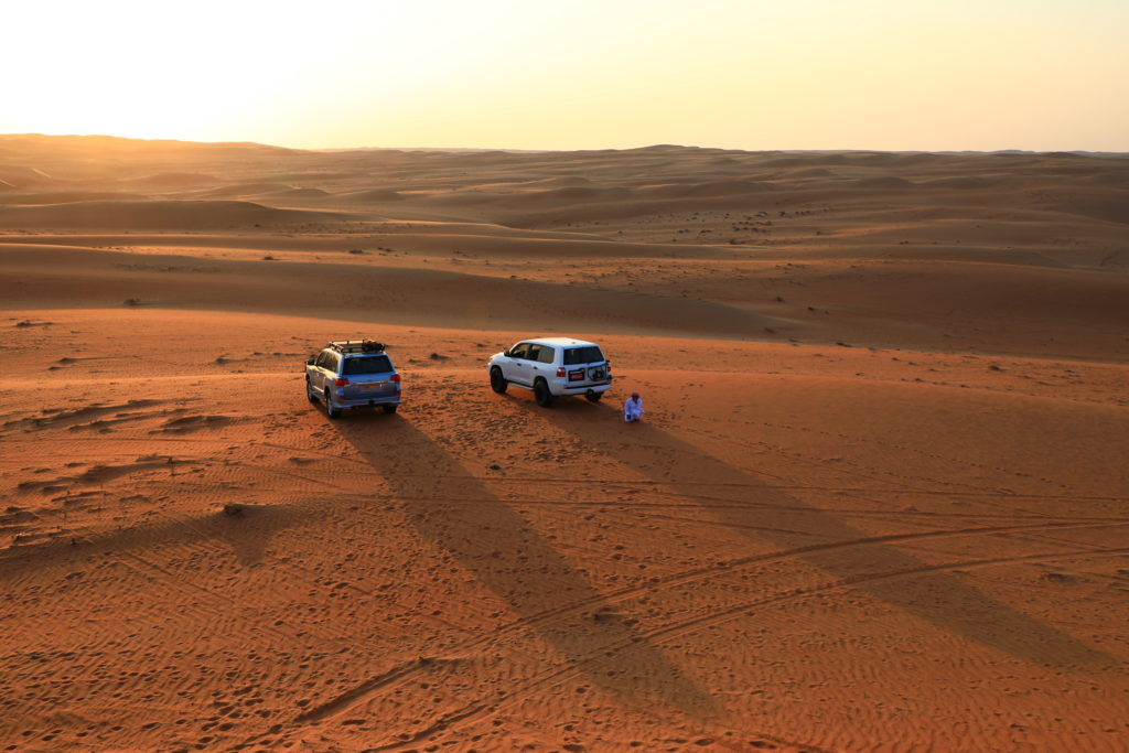 Coucher de soleil sur le désert de Wahabi, que faire dans le désert à Oman