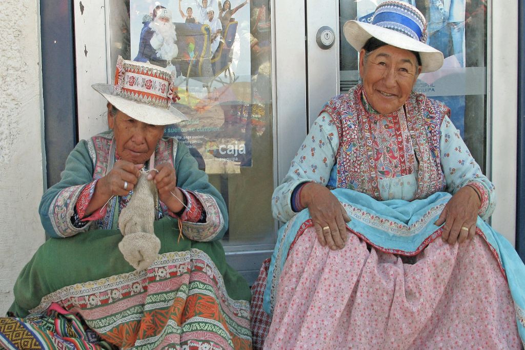 Femmes peruviennes en habit traditionnel, que faire sur le chemin des incas au Machu Picchu