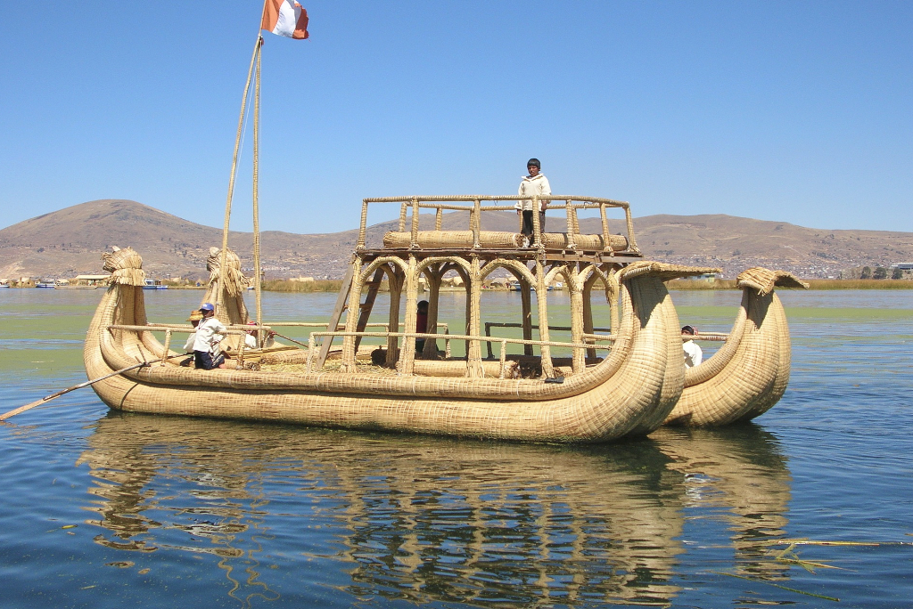 Pirogue Uros sur le lac Titicaca, guide de voyage Nirvatravel en Bolivie