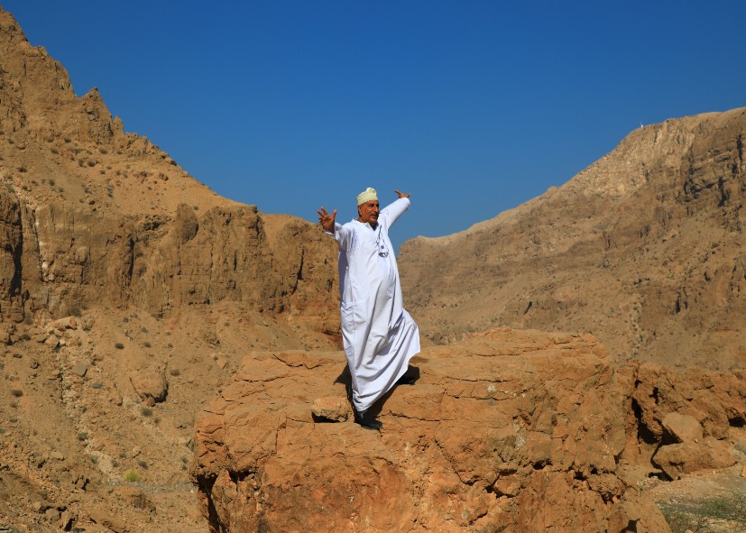 Omanais dans les montagnes de Jebel Shams, voyage nature à Oman avec Nirvatravel