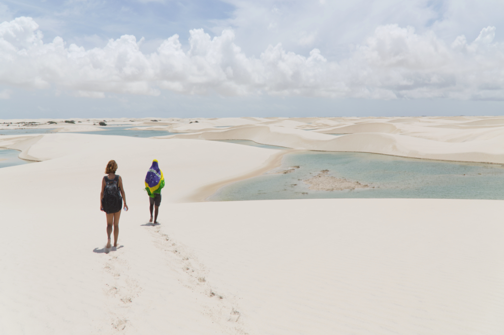 Randonneurs dans les dunes du Lençois de Maranhenses dans le Nordeste au Brésil avec Nirvatravel