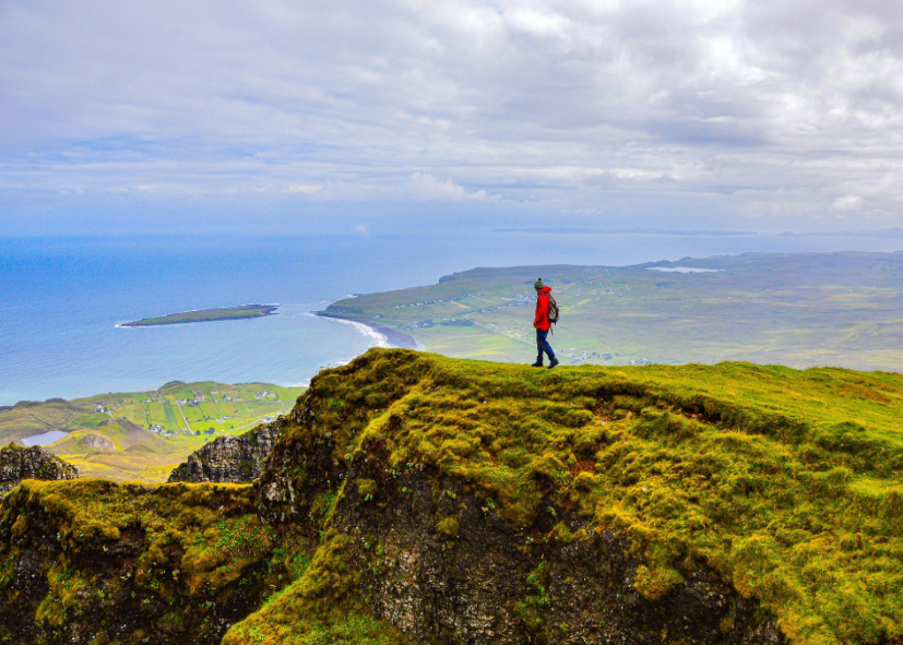 Randonneur sur un parcours aventure en Ecosse avec Nirvatravel