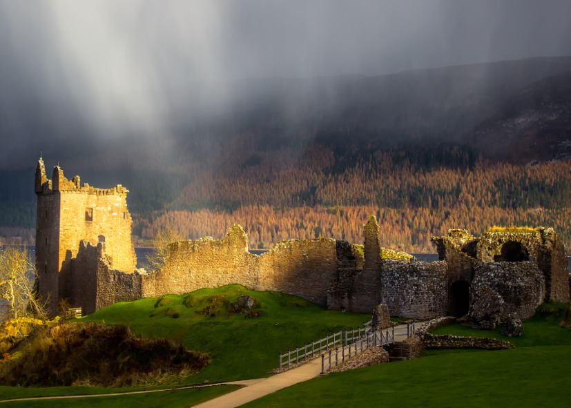 Coucher de soleil sur le Loch Ness en Ecosse avec Nirvatravel