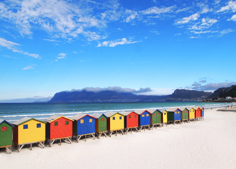 Baraques de couleurs sur la plage de Muizenberg à Cape Town en Afrique du Sud