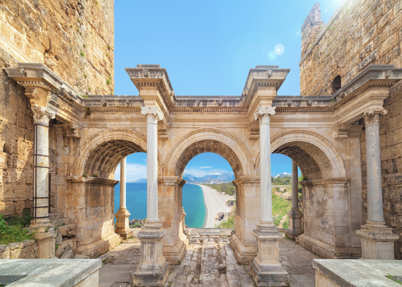 Ruines d'un temple en borde mer en Turquie, Nirvatravel