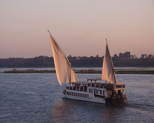 Dahhabeya navigant au couher du soleil sur le Nil en Egypte, Nirvatravel
