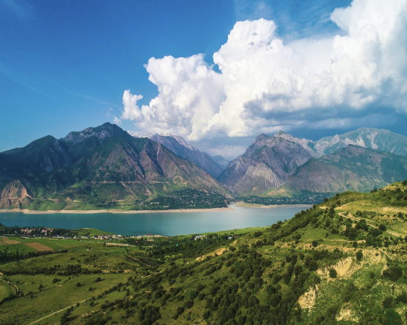 Paysage de lac dans la chaine des Tian Shan en Ouzbékistan