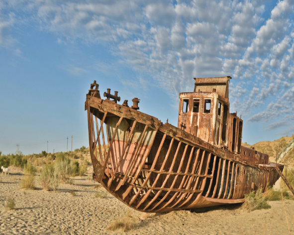 Épave asséchée de bateau sur la Mer d'Aral en Ouzbekistan