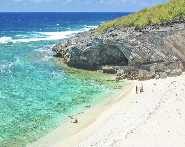 Plage de sable blanc et eaux turquoise sur l'ile Rodriges, Nirvatravel