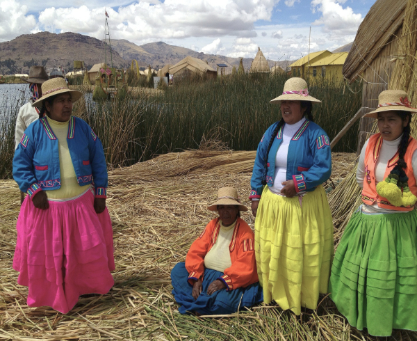 Péruviennes en costumes traditionnel sur les iles Uros du lac Titicaca au Pérou. Nirvatravel