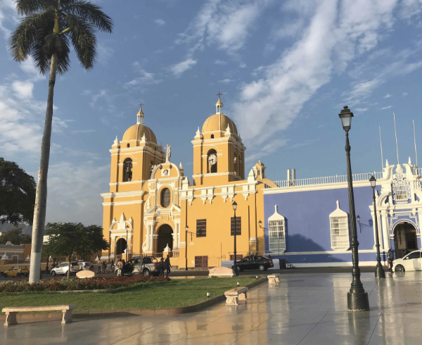 Coucher de soleil sur la cathédrale de Trujillo au Pérou, Nirvatravel