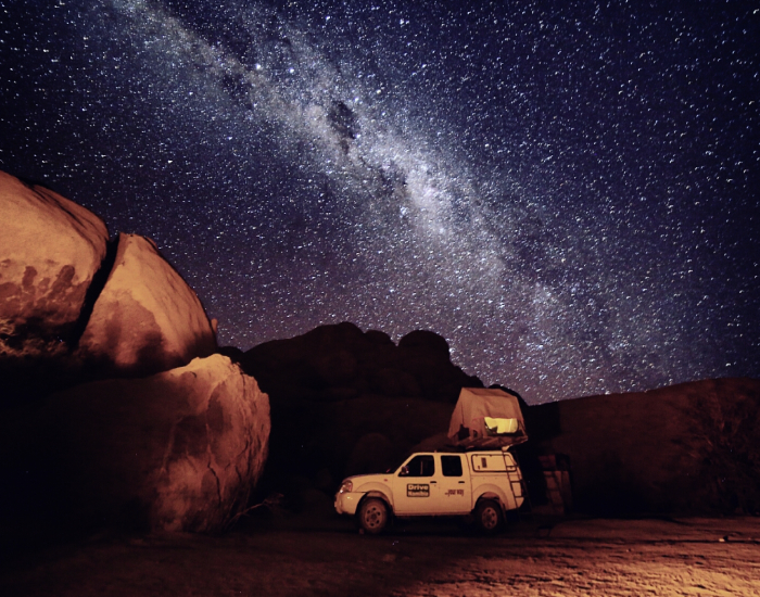 4x4 la nuit dans le désert de Spitzkoppe en Namibie