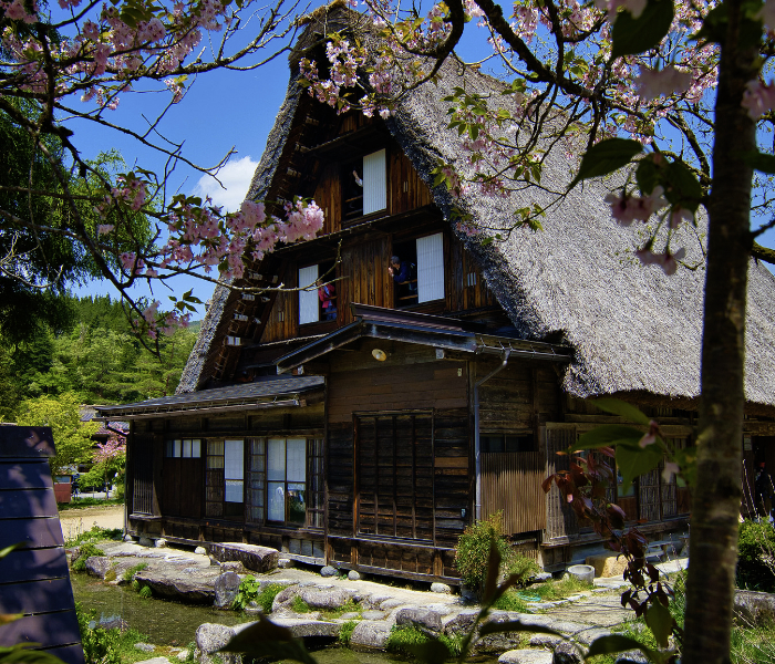 Chaumière à Shirakawa-go au Japon, circuit Nirvatravel