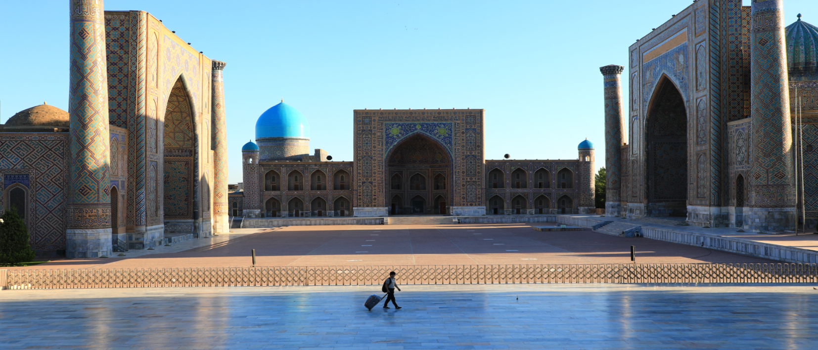 Voyageur sur la place du Registan à Samarcande au cours d'un voyage en Ouzbékistan avec une agence locale Nirvatravel