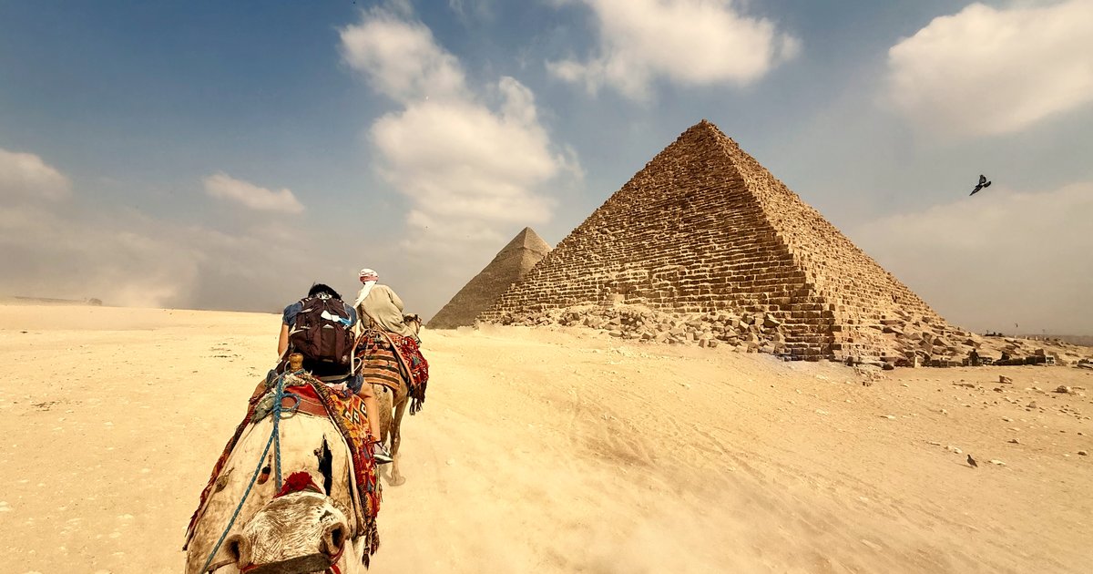 Balade à dos de chameau face aux pyramides de Gizeh, voyage en Égypte - Nirvatravel