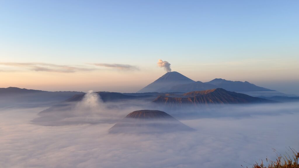 Lever du soleil sur le volcan Bromo sur l'ile de Java en Indonésie