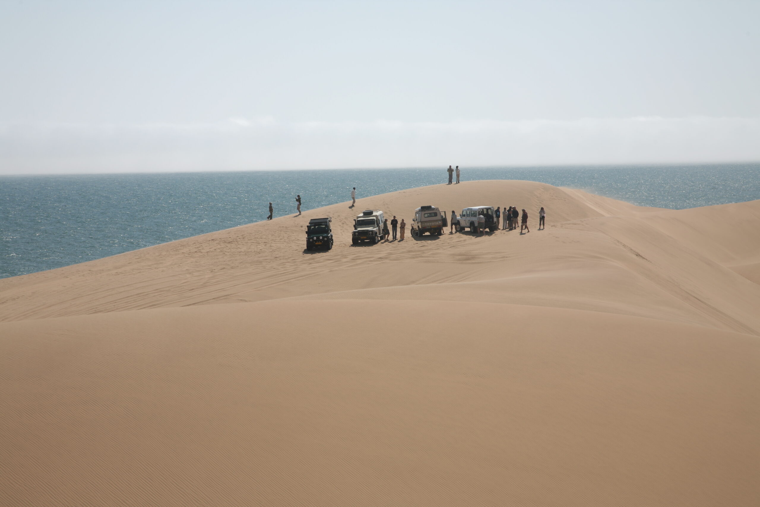Dunes plongeant dans l'océan à Sandwich Harbour, Namibie - Nirvatravel