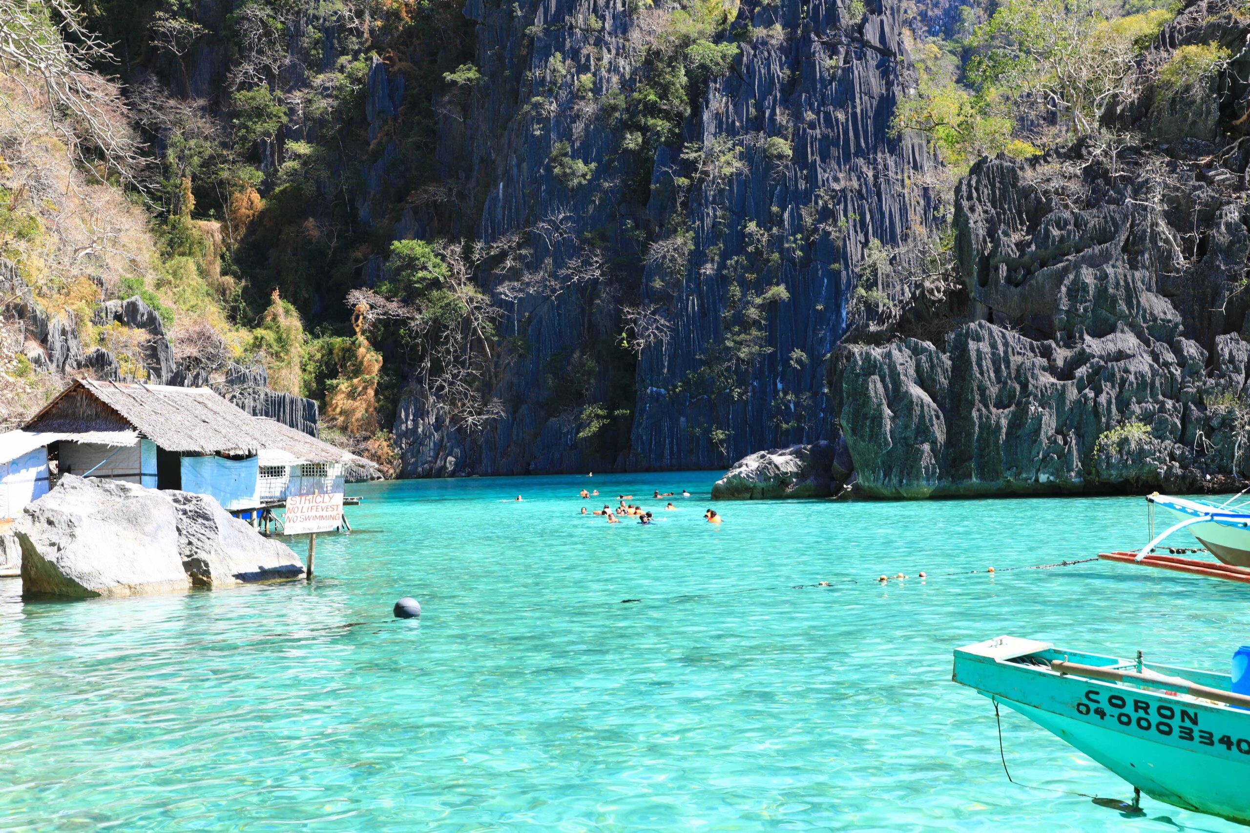 Lac Kayangan entre les falaises calcaires de Coron, Philippines - Nirvatravel
